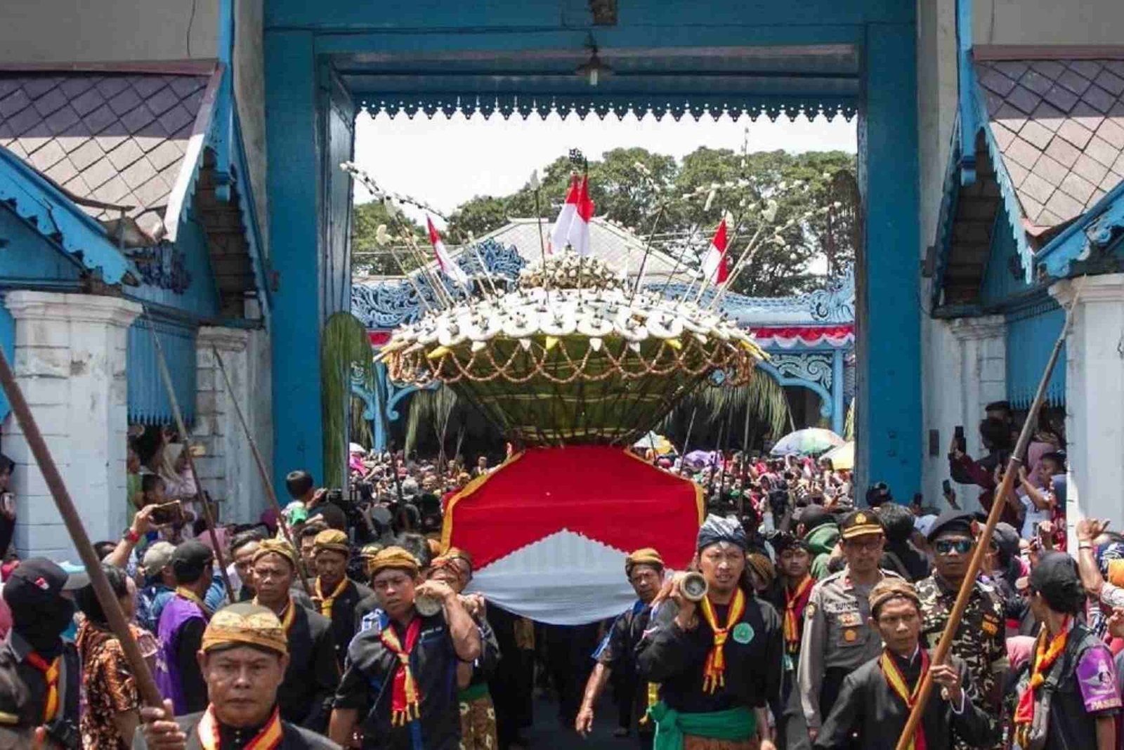 Upacara Adat Indonesia: Jenis-Jenis dan Makna Simboliknya