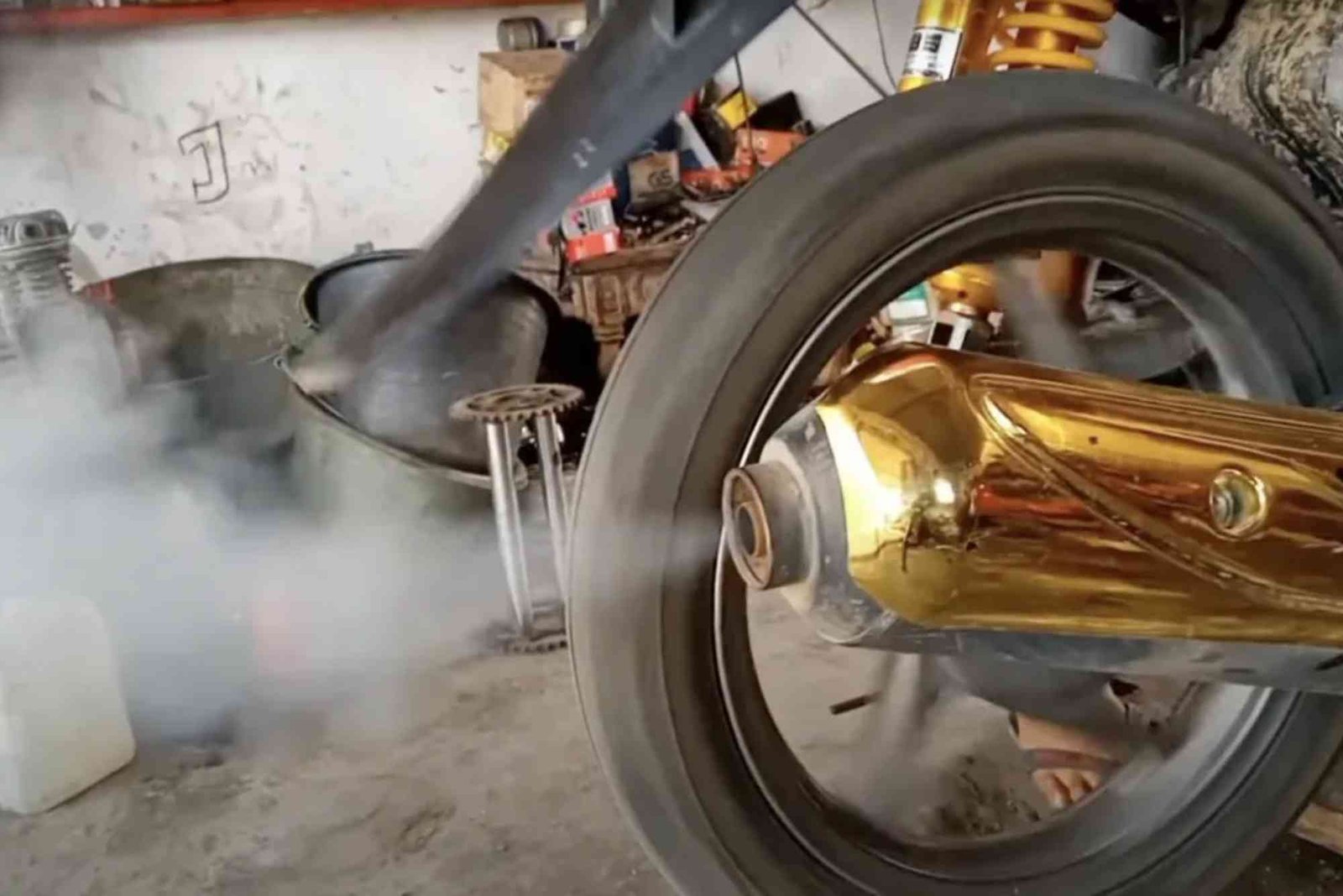 Cara Mengatasi Motor Ngebul: Warna Asap dan Artinya